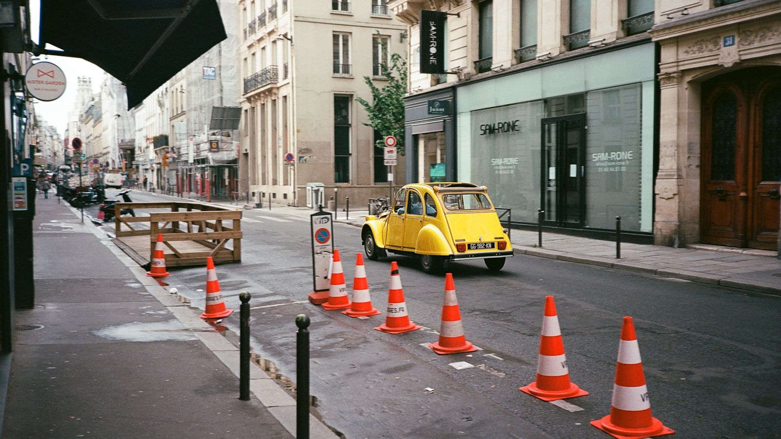 Cônes de chantier alignés le long d’une rue en travaux