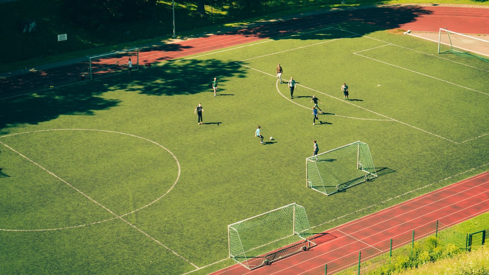 Joueurs de football amateur sur un terrain vu de haut